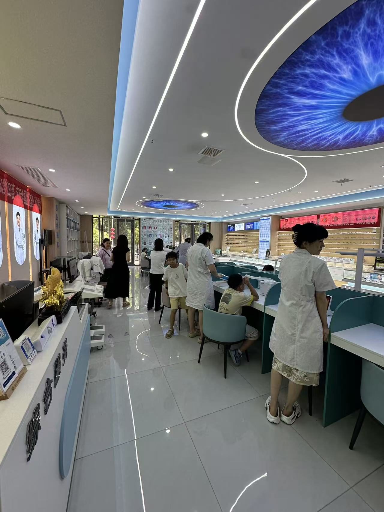门店通道与功能分区实拍