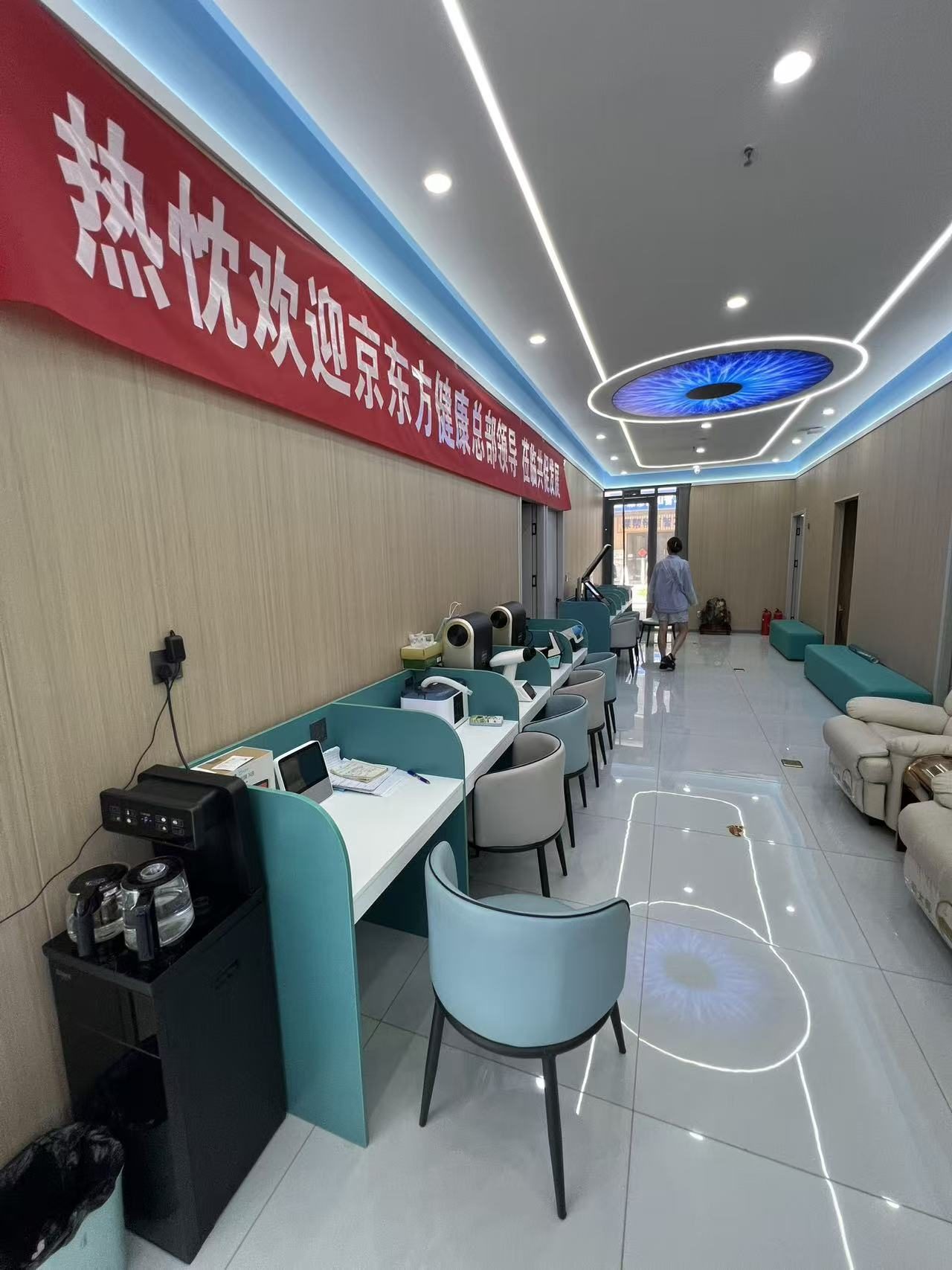 门店通道与训练工位实拍