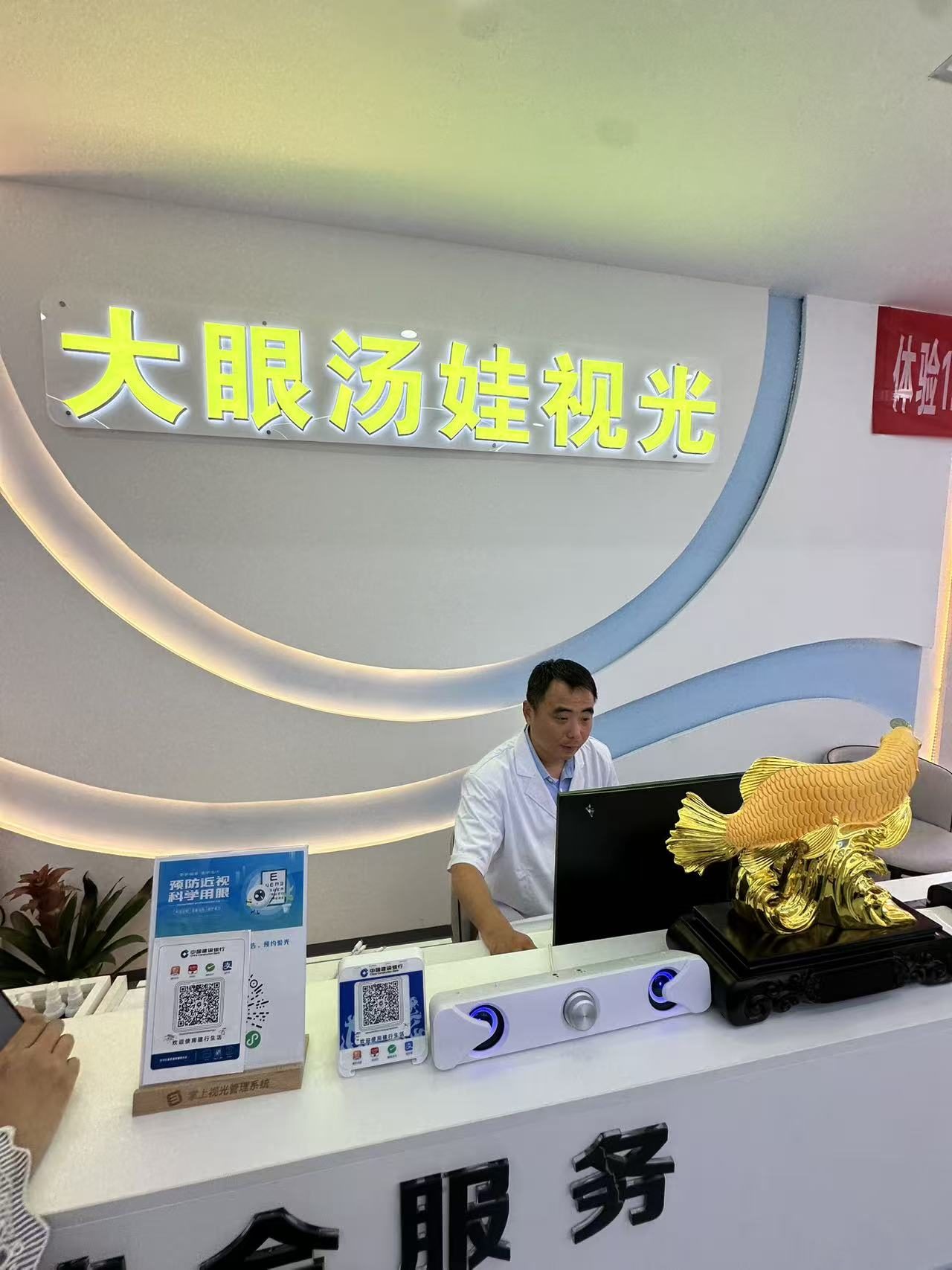 大眼汤娃门店前台接待区与品牌门头实拍